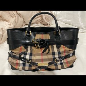 Burberry purse excellent condition